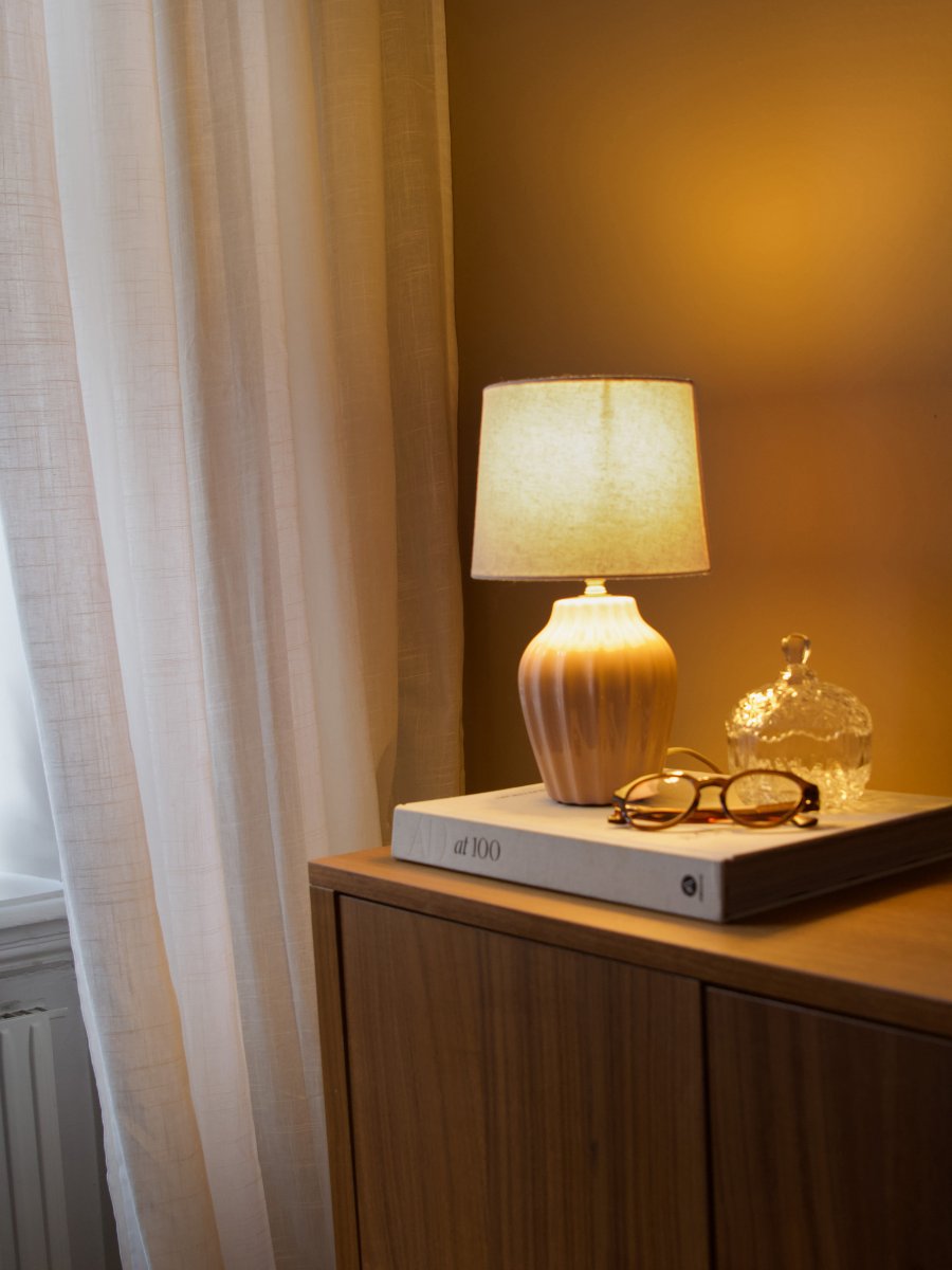 Lyon 32cm Lyserød bordlampe Fra PR Home - Med sit stilfulde og indbydende design passer Lyon lige godt p&aring; et sidebord, natbord eller i et vindue, hvor den bliver et dekorativt og stemningsfuldt element i b&aring;de klassiske og moderne hjem.