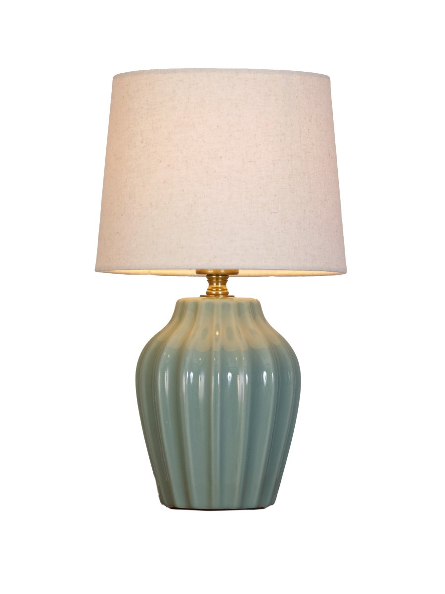Lyon 32cm Turkis bordlampe Fra PR Home - Med sit stilfulde og indbydende design passer Lyon lige godt på et sidebord, natbord eller i et vindue, hvor den bliver et dekorativt og stemningsfuldt element i både klassiske og moderne hjem.