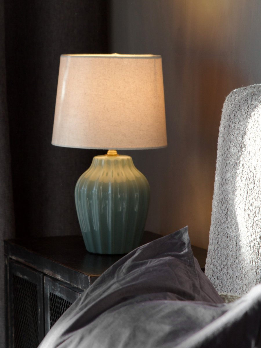 Lyon 32cm Turkis bordlampe Fra PR Home - Med sit stilfulde og indbydende design passer Lyon lige godt på et sidebord, natbord eller i et vindue, hvor den bliver et dekorativt og stemningsfuldt element i både klassiske og moderne hjem.