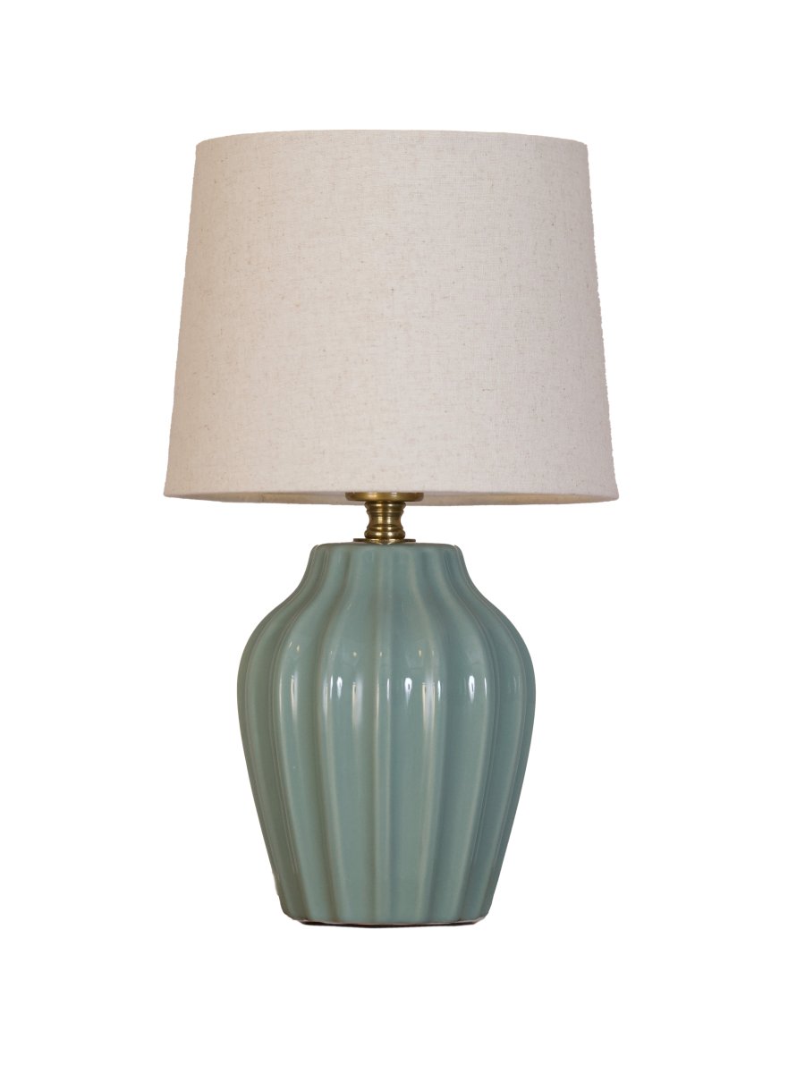 Lyon 32cm Turkis bordlampe Fra PR Home - Med sit stilfulde og indbydende design passer Lyon lige godt på et sidebord, natbord eller i et vindue, hvor den bliver et dekorativt og stemningsfuldt element i både klassiske og moderne hjem.