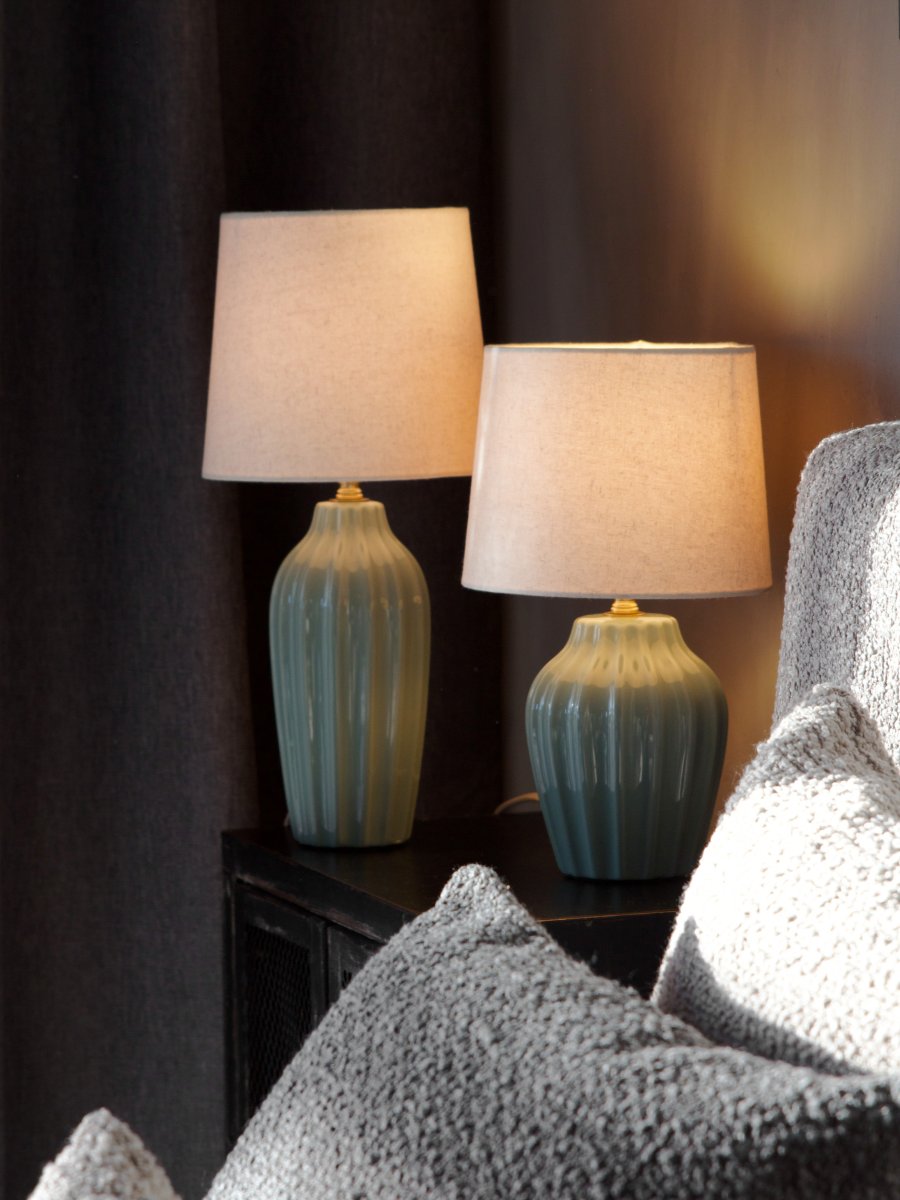 Lyon 32cm Turkis bordlampe Fra PR Home - Med sit stilfulde og indbydende design passer Lyon lige godt på et sidebord, natbord eller i et vindue, hvor den bliver et dekorativt og stemningsfuldt element i både klassiske og moderne hjem.