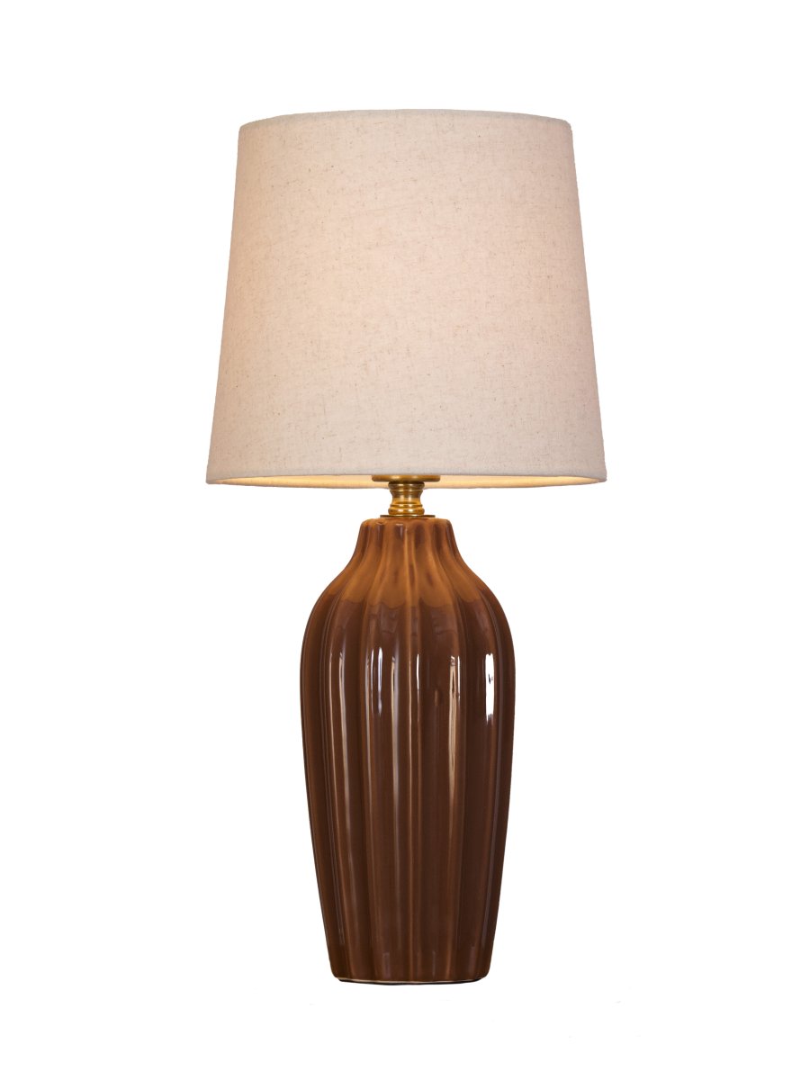 Lyon 40cm Brun bordlampe Fra PR Home - Med sit stilfulde og indbydende design passer Lyon lige godt p&aring; et sidebord, natbord eller i et vindue, hvor den bliver et dekorativt og stemningsfuldt element i b&aring;de klassiske og moderne hjem.