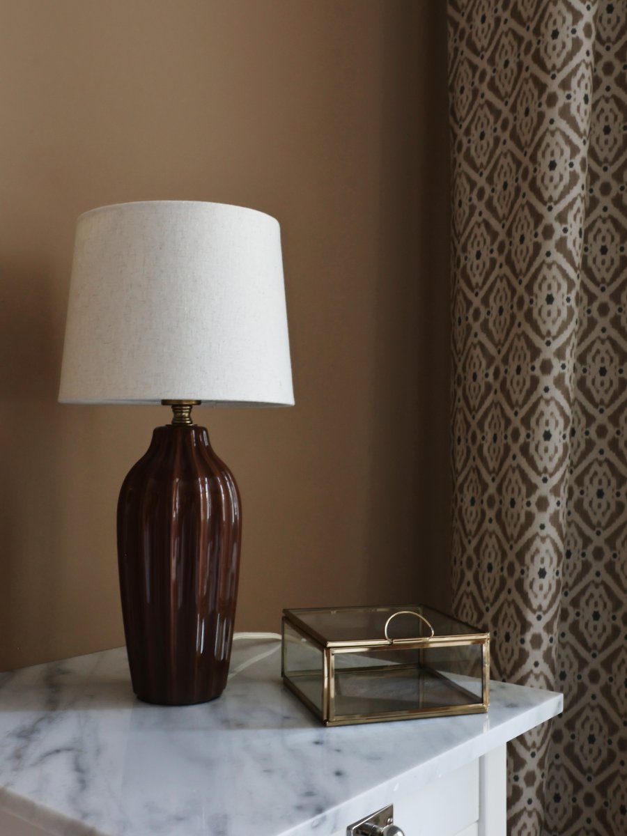 Lyon 40cm Brun bordlampe Fra PR Home - Med sit stilfulde og indbydende design passer Lyon lige godt p&aring; et sidebord, natbord eller i et vindue, hvor den bliver et dekorativt og stemningsfuldt element i b&aring;de klassiske og moderne hjem.