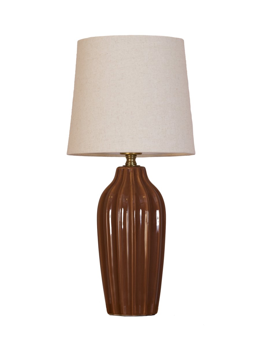 Lyon 40cm Brun bordlampe Fra PR Home - Med sit stilfulde og indbydende design passer Lyon lige godt p&aring; et sidebord, natbord eller i et vindue, hvor den bliver et dekorativt og stemningsfuldt element i b&aring;de klassiske og moderne hjem.