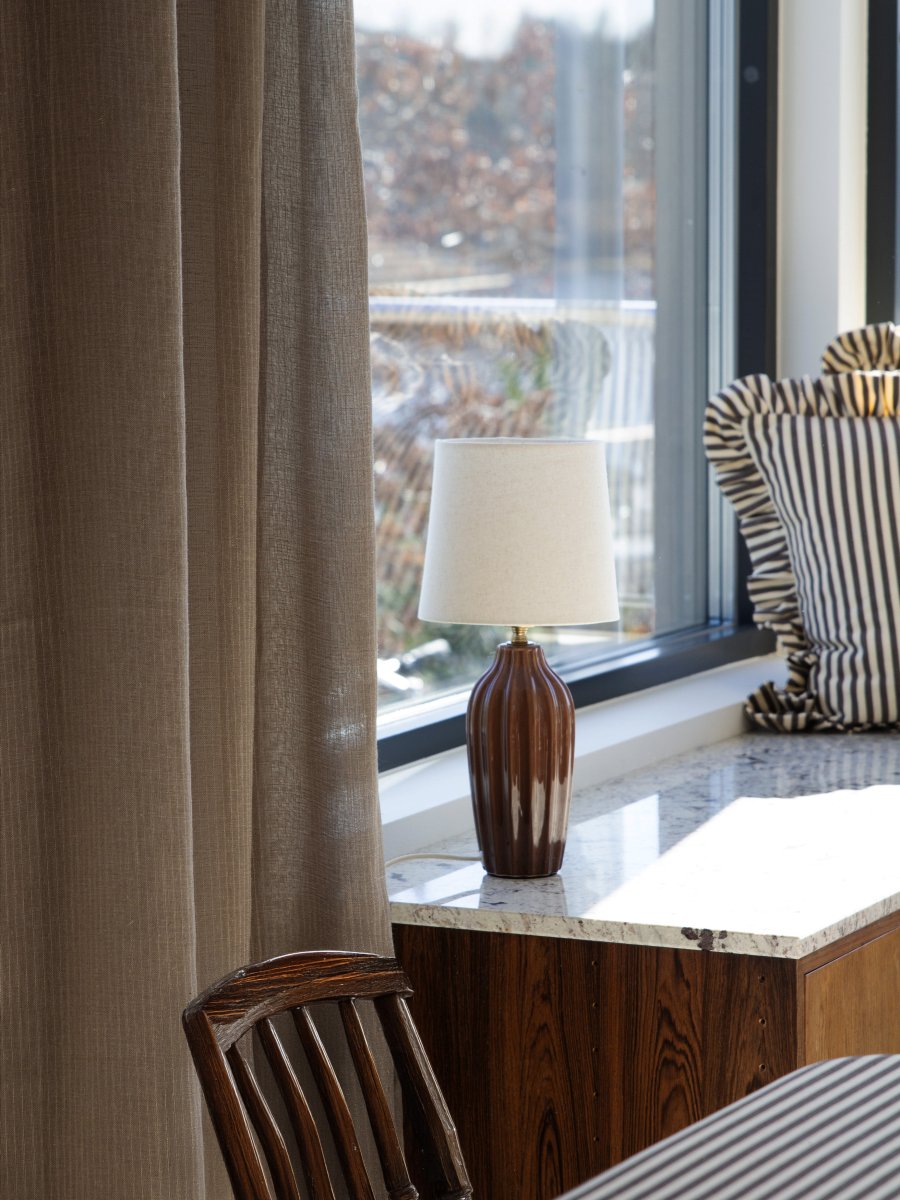 Lyon 40cm Brun bordlampe Fra PR Home - Med sit stilfulde og indbydende design passer Lyon lige godt p&aring; et sidebord, natbord eller i et vindue, hvor den bliver et dekorativt og stemningsfuldt element i b&aring;de klassiske og moderne hjem.