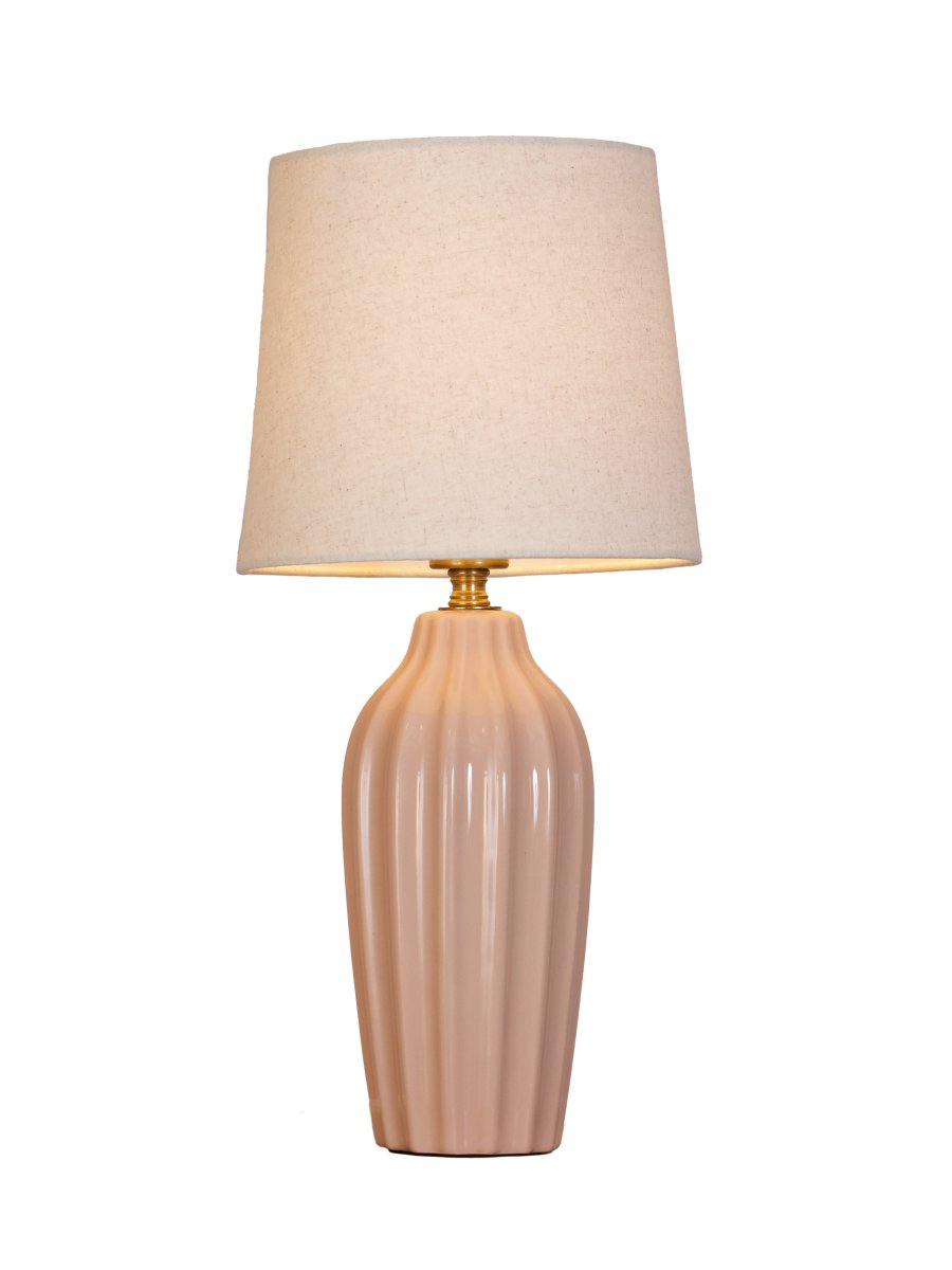 Lyon 40cm Lyserød bordlampe Fra PR Home - Med sit stilfulde og indbydende design passer Lyon lige godt på et sidebord, natbord eller i et vindue, hvor den bliver et dekorativt og stemningsfuldt element i både klassiske og moderne hjem.