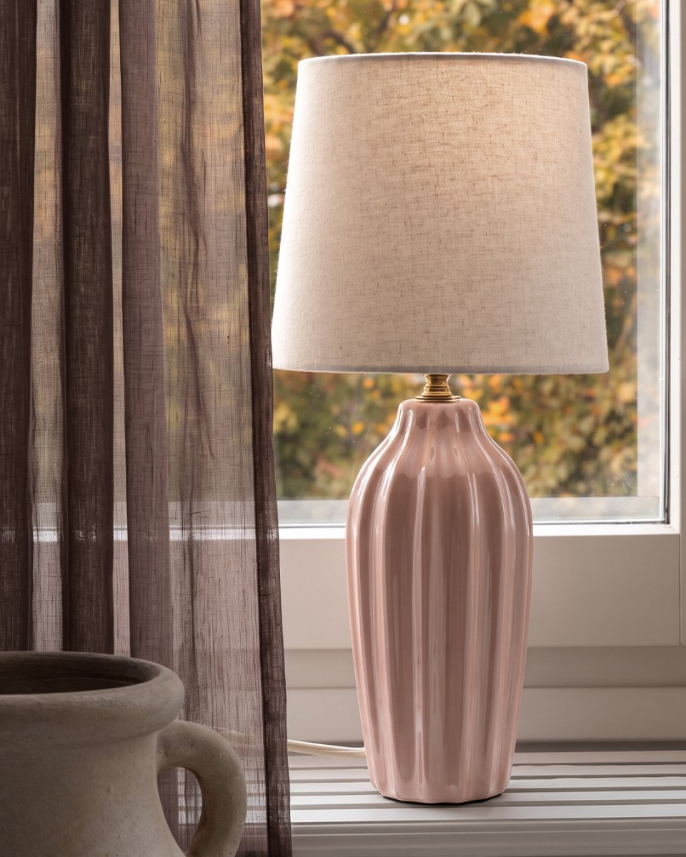 Lyon 40cm Lyserød bordlampe Fra PR Home - Med sit stilfulde og indbydende design passer Lyon lige godt på et sidebord, natbord eller i et vindue, hvor den bliver et dekorativt og stemningsfuldt element i både klassiske og moderne hjem.