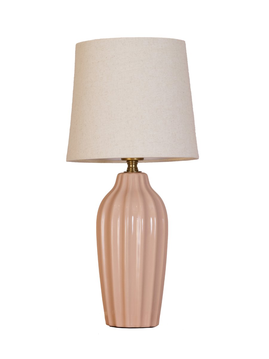 Lyon 40cm Lyserød bordlampe Fra PR Home - Med sit stilfulde og indbydende design passer Lyon lige godt på et sidebord, natbord eller i et vindue, hvor den bliver et dekorativt og stemningsfuldt element i både klassiske og moderne hjem.