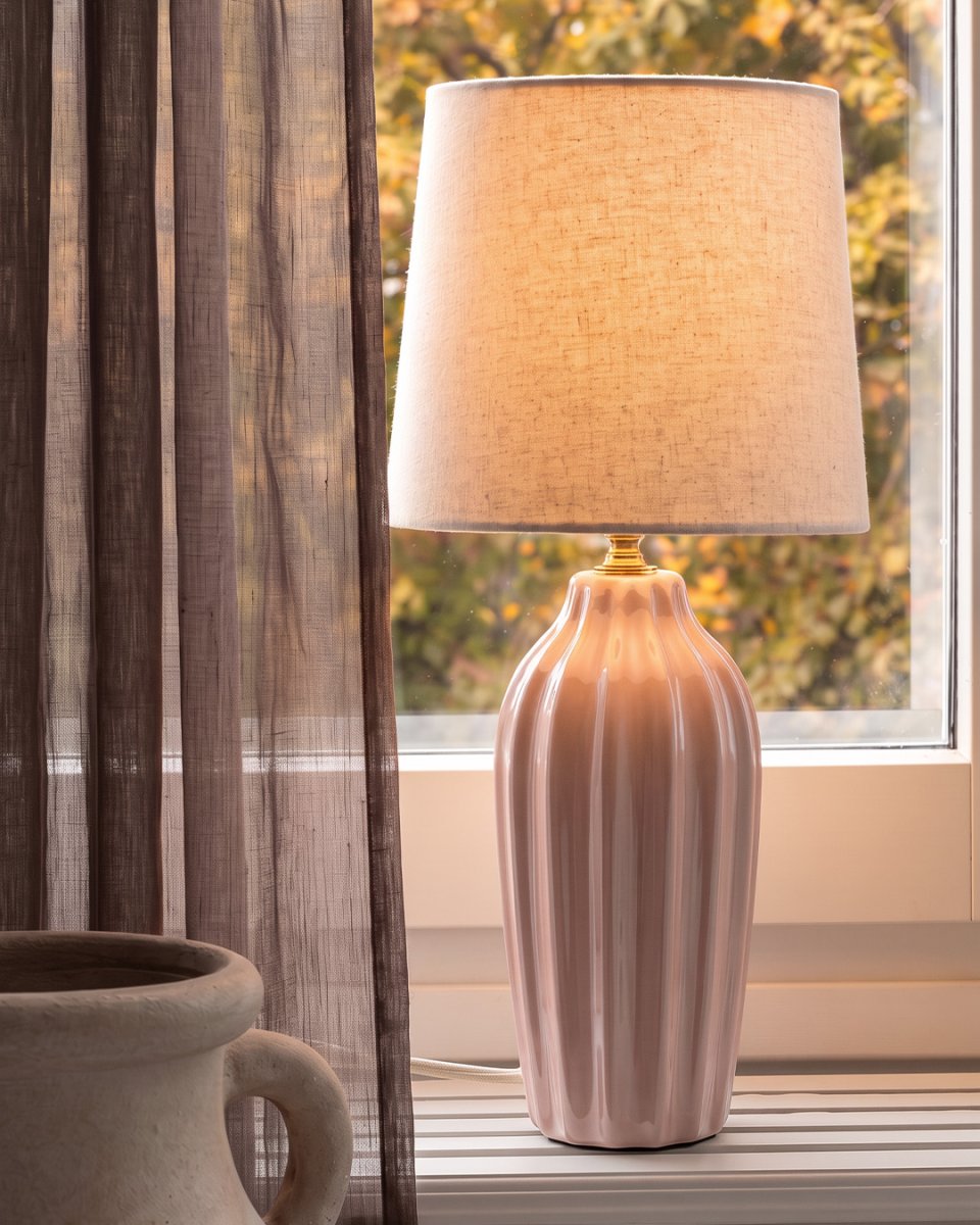 Lyon 40cm Lyserød bordlampe Fra PR Home - Med sit stilfulde og indbydende design passer Lyon lige godt på et sidebord, natbord eller i et vindue, hvor den bliver et dekorativt og stemningsfuldt element i både klassiske og moderne hjem.