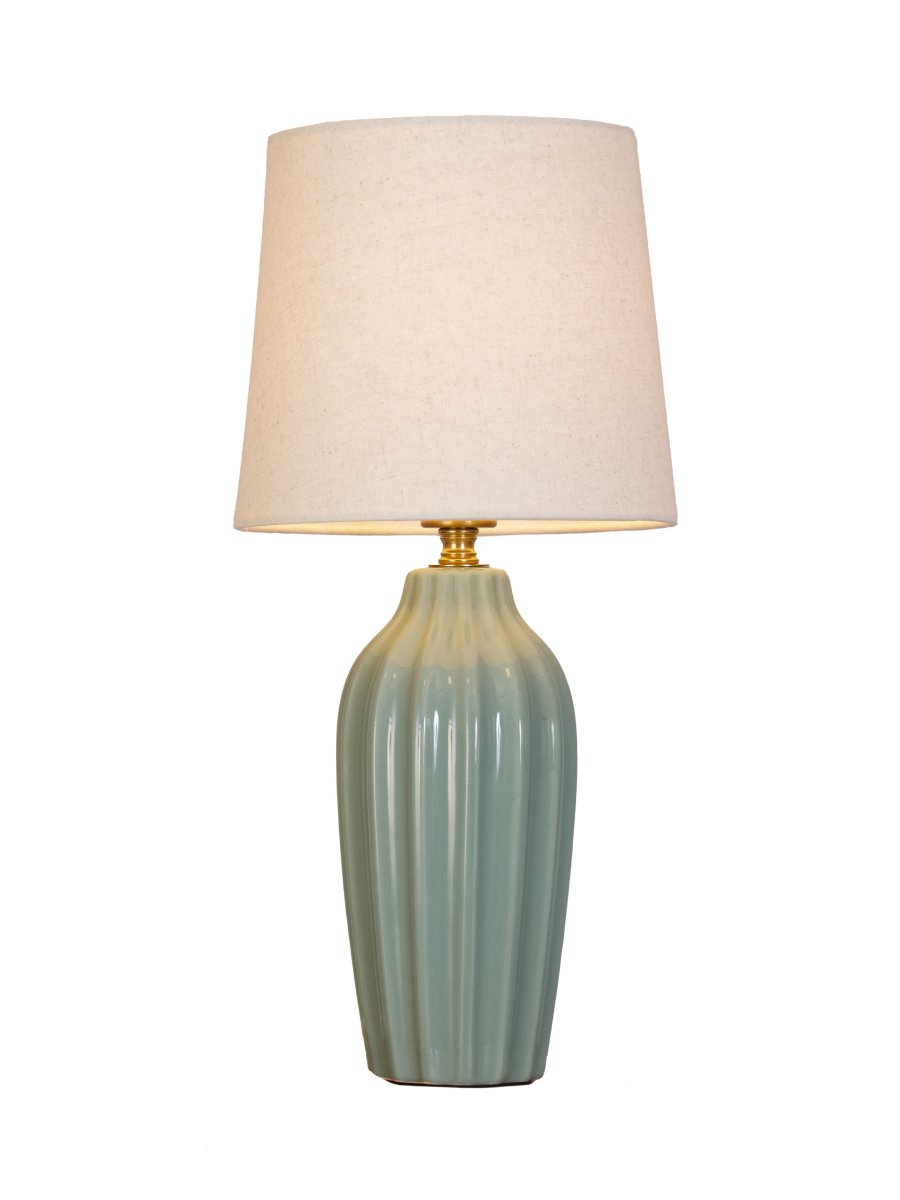 Lyon 40cm Turkis bordlampe Fra PR Home - Med sit stilfulde og indbydende design passer Lyon lige godt p&aring; et sidebord, natbord eller i et vindue, hvor den bliver et dekorativt og stemningsfuldt element i b&aring;de klassiske og moderne hjem.
