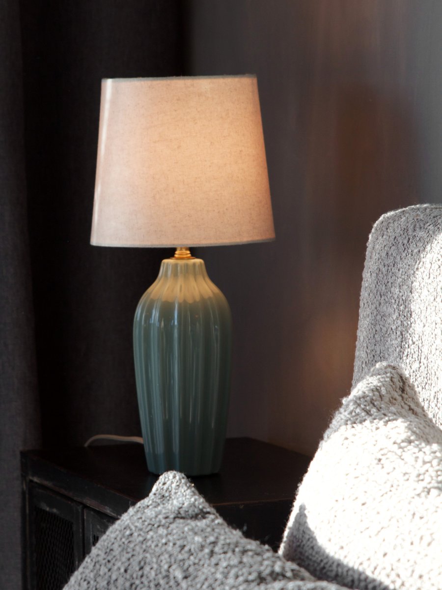 Lyon 40cm Turkis bordlampe Fra PR Home - Med sit stilfulde og indbydende design passer Lyon lige godt p&aring; et sidebord, natbord eller i et vindue, hvor den bliver et dekorativt og stemningsfuldt element i b&aring;de klassiske og moderne hjem.