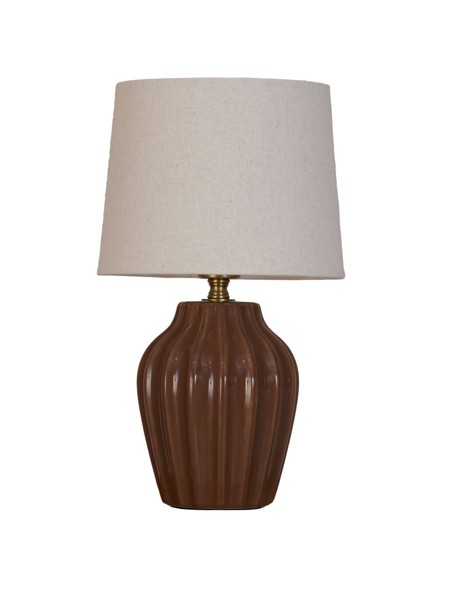 Lyon 32cm Brun bordlampe Fra PR Home - Med sit stilfulde og indbydende design passer Lyon lige godt p&aring; et sidebord, natbord eller i et vindue, hvor den bliver et dekorativt og stemningsfuldt element i b&aring;de klassiske og moderne hjem.