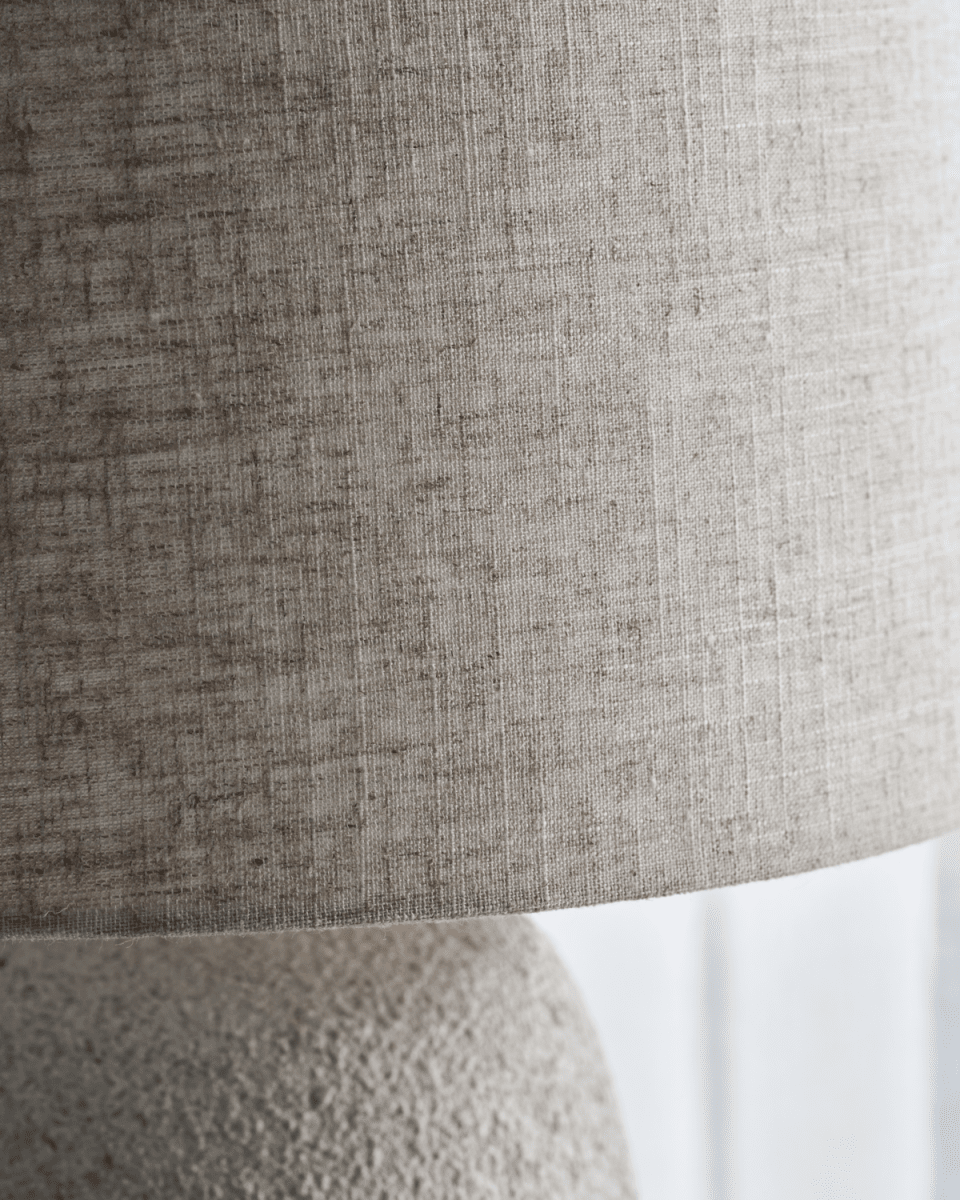 Tana 46cm Råhvid bordlampe Fra House Doctor - Kombinationen af en stentøjsfod og en stoflampeskærm giver en velafbalanceret blanding af strukturer.