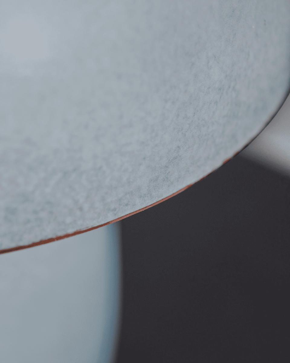 Moss 30cm Grå bordlampe Fra House Doctor - Nyd den bløde, omgivende glød ved at placere bordlampen på en skænk eller et sidebord, fordi den også fokuserer på den skulpturelle appel.