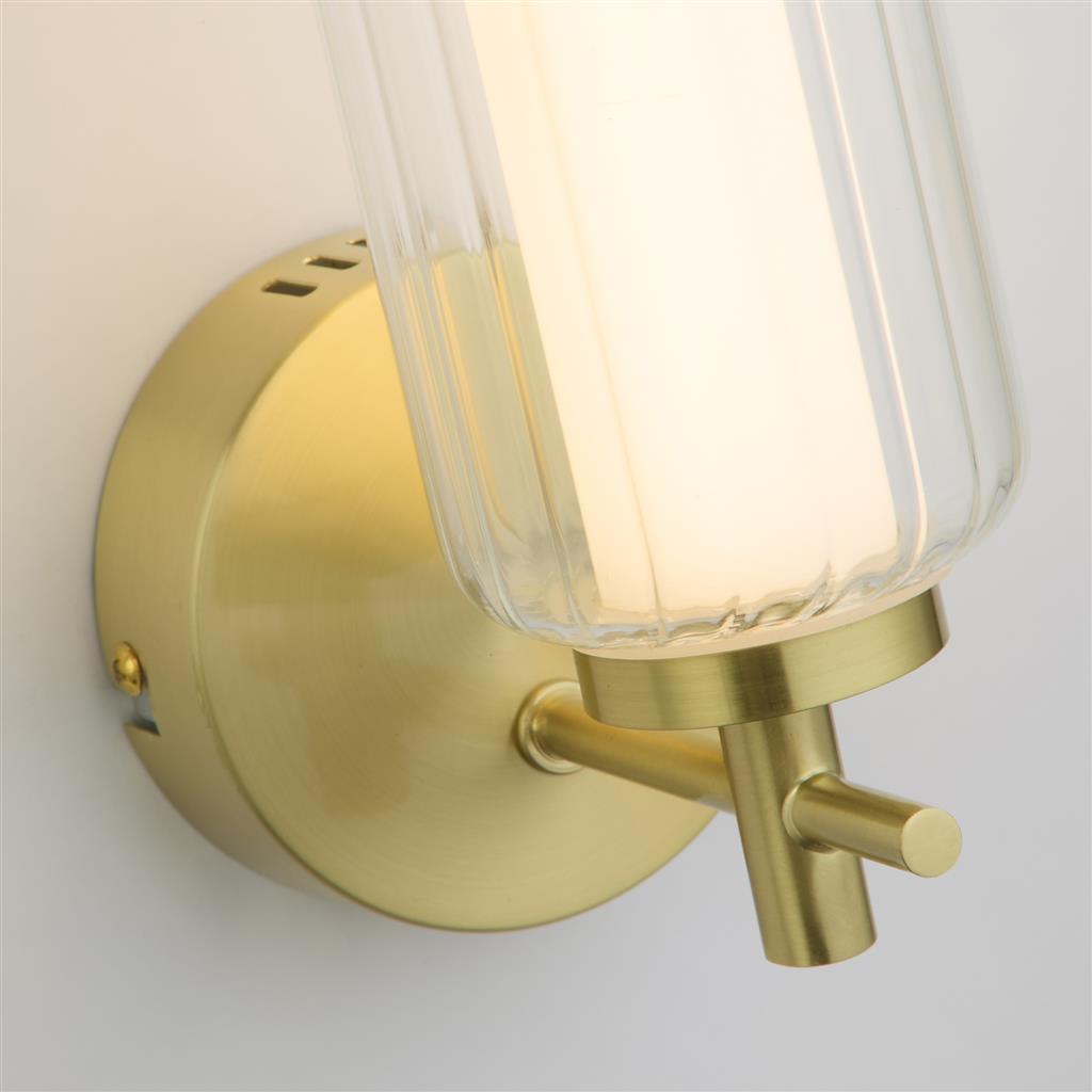 Mod 32cm Messing væglampe Fra Searchlight - Inde i sk&aelig;rmen er en opal diffusor, der giver et bl&oslash;dt, j&aelig;vnt og bl&aelig;ndfrit lys i rummet.
