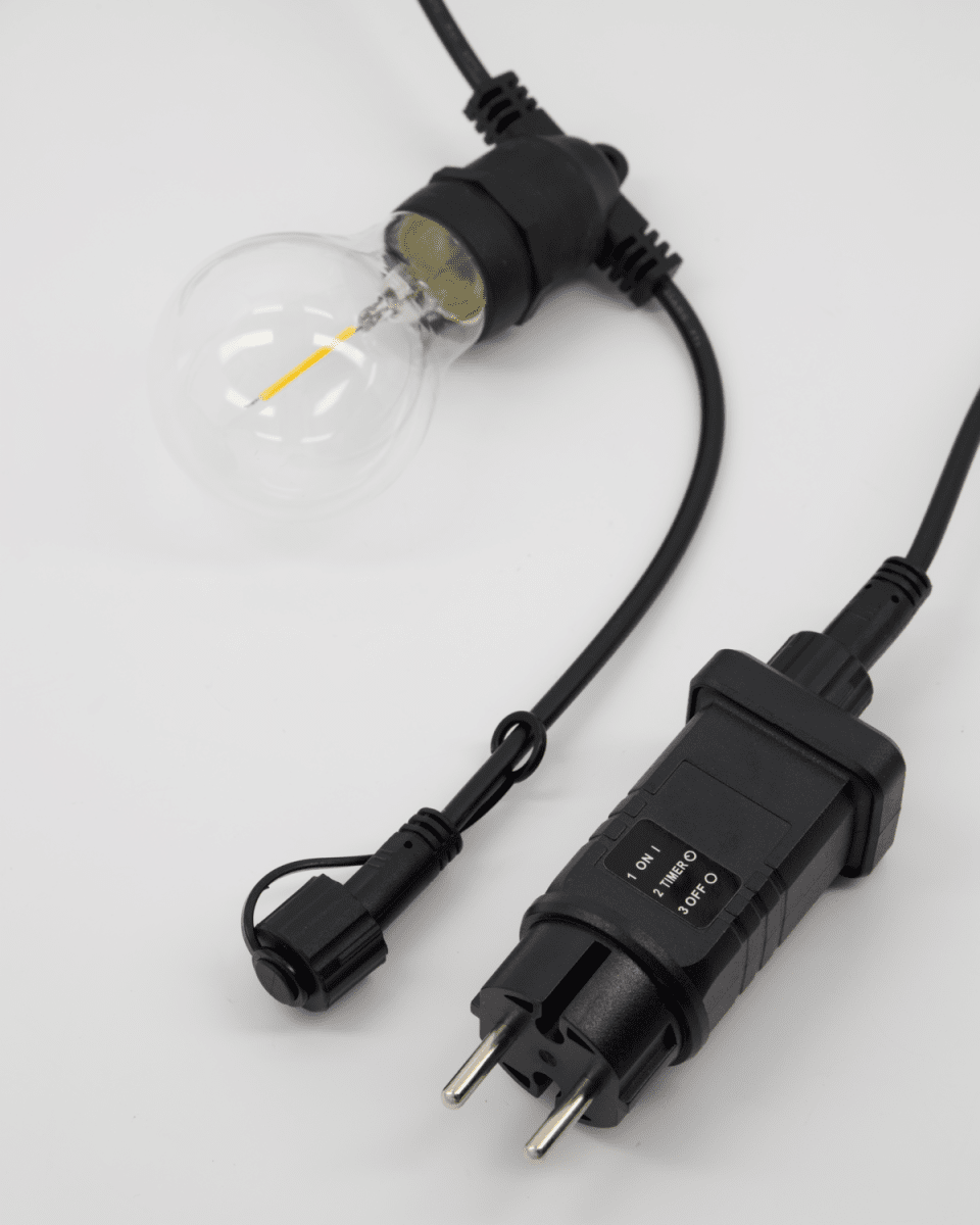 Light Lyskæde 8m Sort Fra House Doctor - Hver lampe har en E27 fatning med maksimalt 0,5W LED, hvilket g&oslash;r dem energieffektive og perfekte til at skabe en varm atmosf&aelig;re.