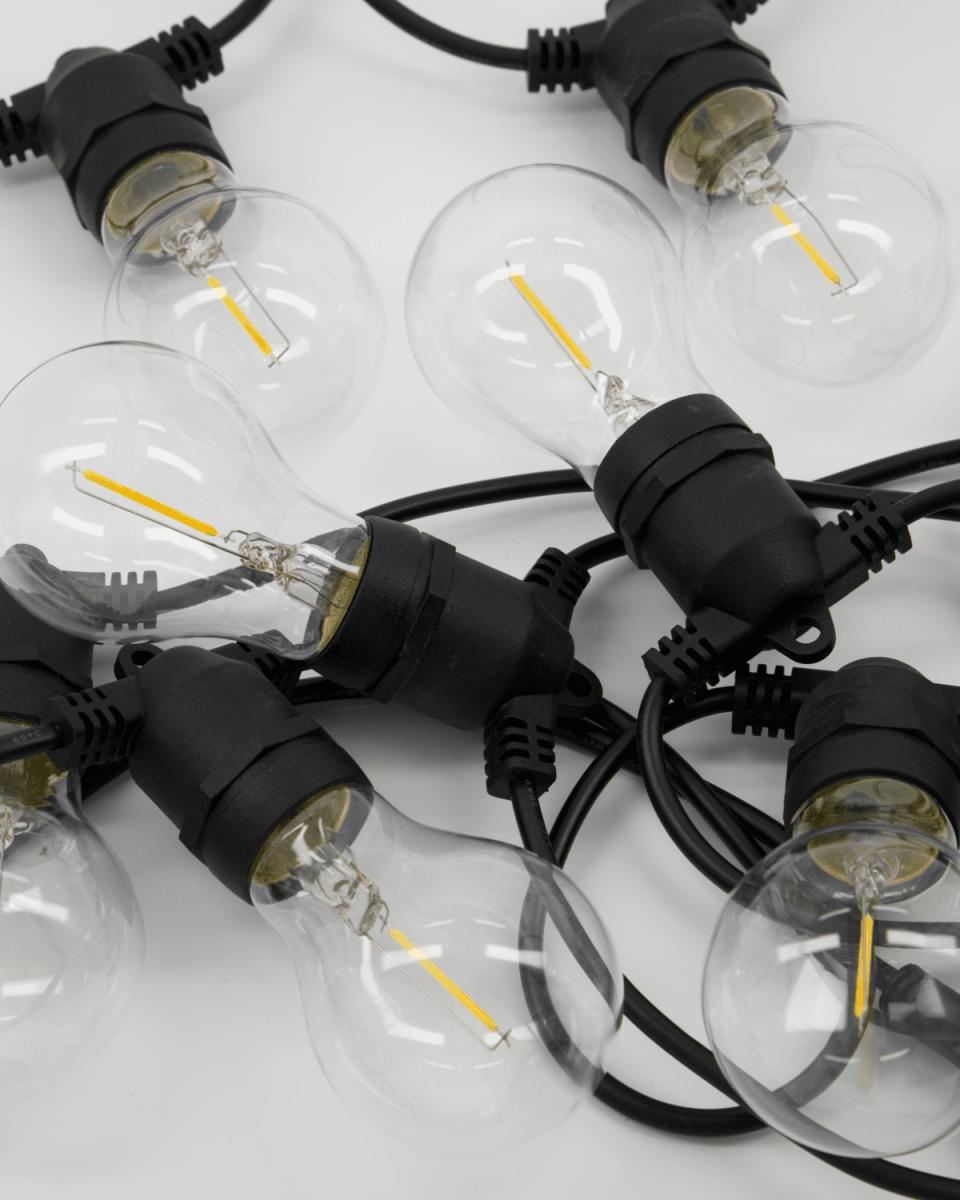 Light Lyskæde 8m Sort Fra House Doctor - Hver lampe har en E27 fatning med maksimalt 0,5W LED, hvilket g&oslash;r dem energieffektive og perfekte til at skabe en varm atmosf&aelig;re.