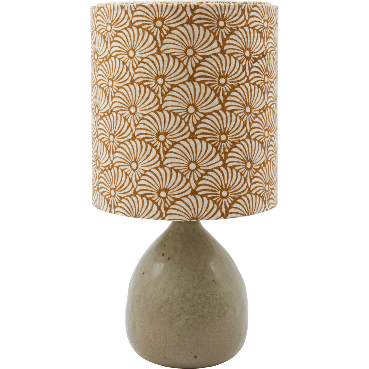 Flores 30cm Sand bordlampe Fra House Doctor - Den har en sandfarvet keramisk base og en hørlampeskærm prydet med håndtrykte sand- og brune viftemotiver, der smukt balancerer en moderne og hyggelig æstetik.