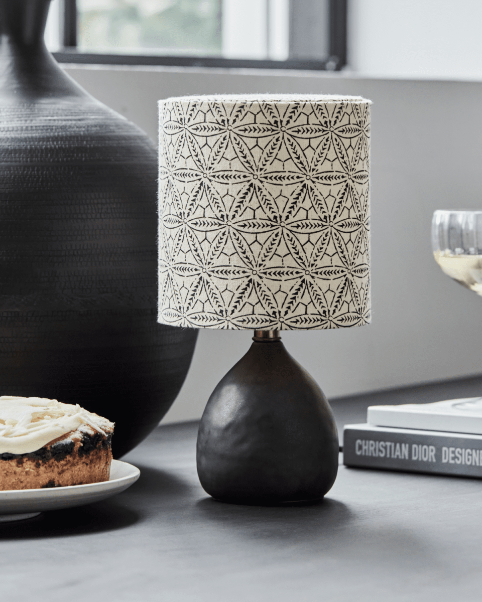 Flores 30cm Sort bordlampe Fra House Doctor - Perfekt til at skabe en hyggelig atmosfære til natborde, sideborde eller konsoller, denne lampe balancerer moderne stil med en indbydende atmosfære.