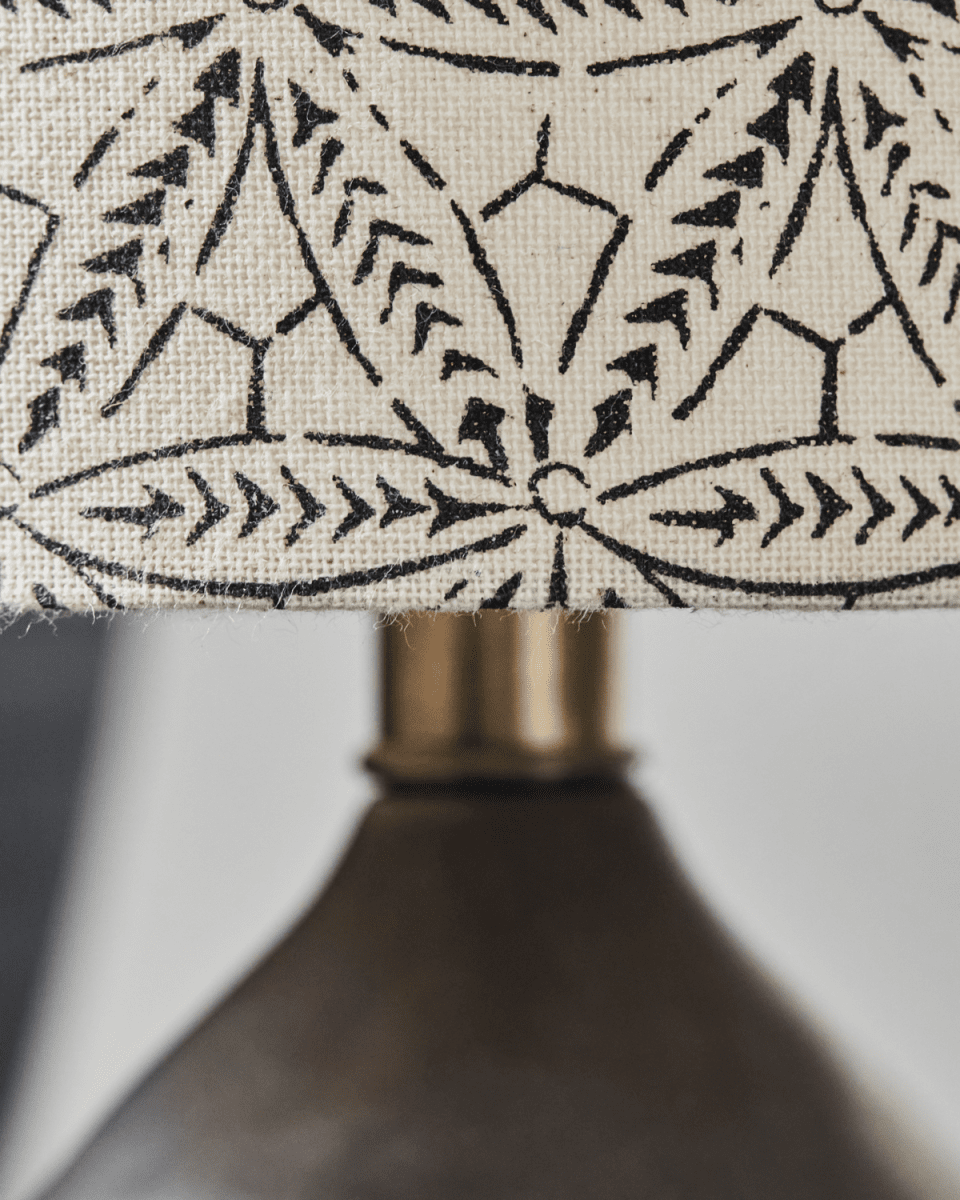 Flores 30cm Sort bordlampe Fra House Doctor - Perfekt til at skabe en hyggelig atmosfære til natborde, sideborde eller konsoller, denne lampe balancerer moderne stil med en indbydende atmosfære.