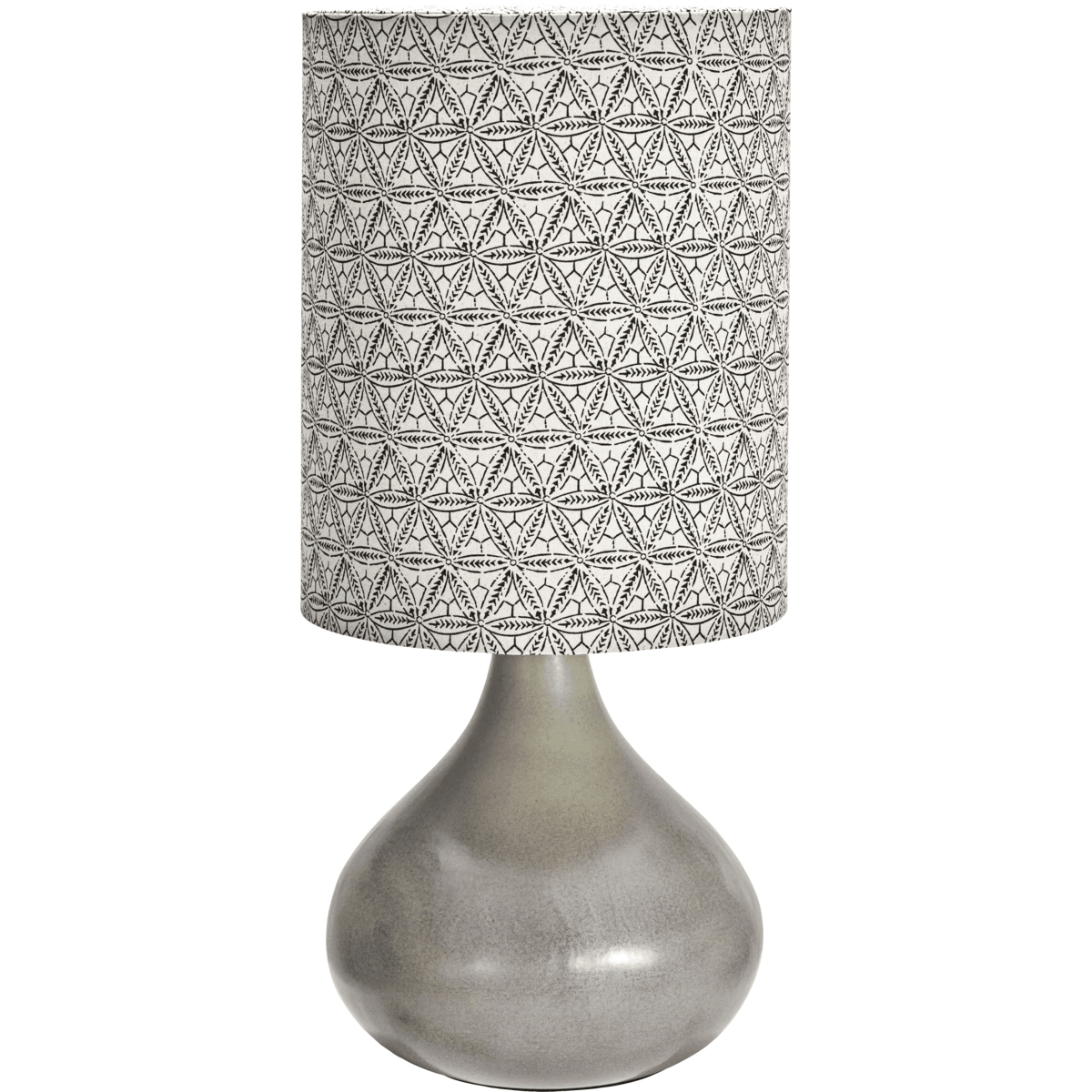 Florie 60cm Sand bordlampe Fra House Doctor - Den keramiske base i en beroligende sandskærm giver et stabilt og elegant fundament, mens hørlampeskærmen fremviser et håndtrykt sort etnisk mønster for en unik og kunstnerisk følelse.
