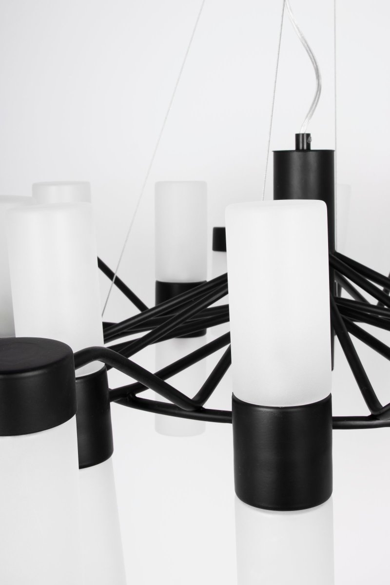 Santa Maria Ø90 Sort loftslampe Fra Globen Lighting - Lampen er lavet i matsort lakeret metal og har 30 glaskupler i matteret glas, hvilket betyder, at smukke lyspunkter er synlige gennem glasset, når lampen er tændt.
