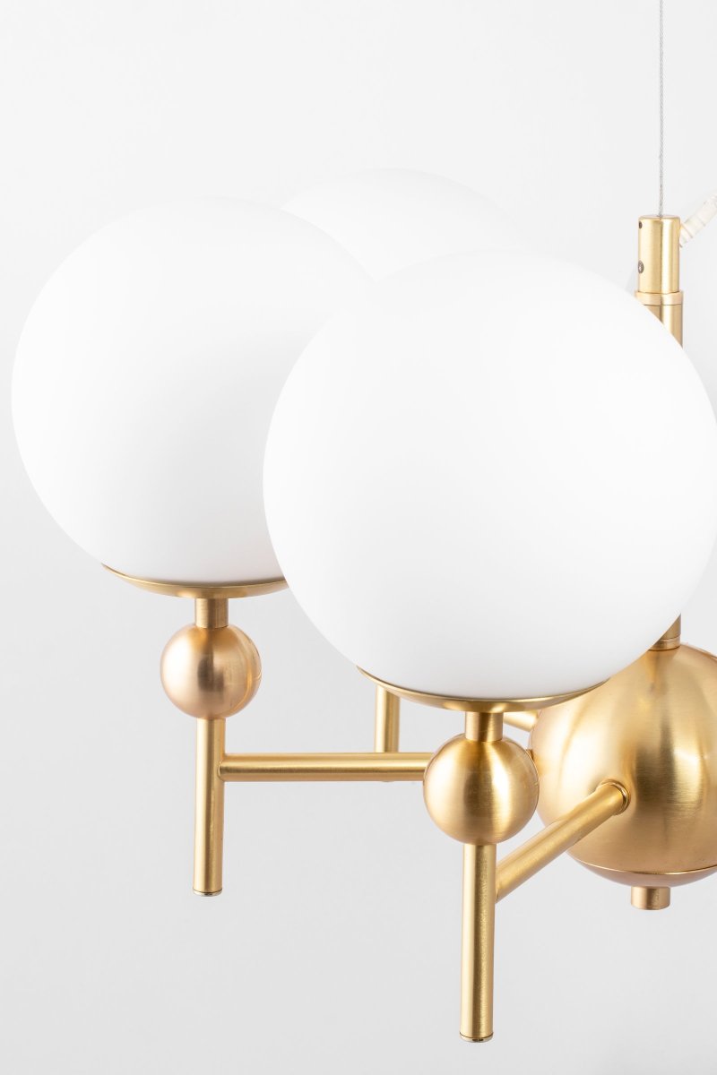 Astrid Ø50 Børstet messing loftslampe Fra Globen Lighting - Astrid er et klassisk vedh&aelig;ng med mat hvidt glas og b&oslash;rstet messingfarvet metal.