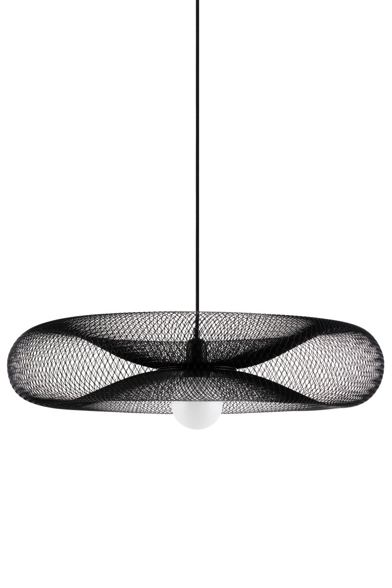 Torus Ø65 Sort loftslampe Fra Globen Lighting - Torus &auml;r en luftig och mjuk pendel tillverkad av galvaniserat svart metalln&auml;t.