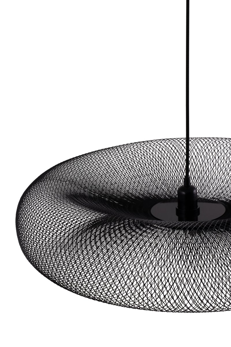 Torus Ø65 Sort loftslampe Fra Globen Lighting - Torus &auml;r en luftig och mjuk pendel tillverkad av galvaniserat svart metalln&auml;t.