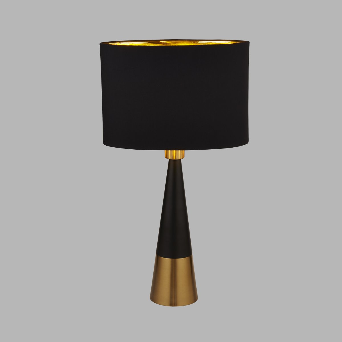 Chloe 40cm Mat sort bordlampe Fra Searchlight - Den ovale skærm med gyldent interiør skaber et varmt og behageligt lys, mens den slanke base med en kontrastfarvet gylden base tilføjer et sofistikeret touch.