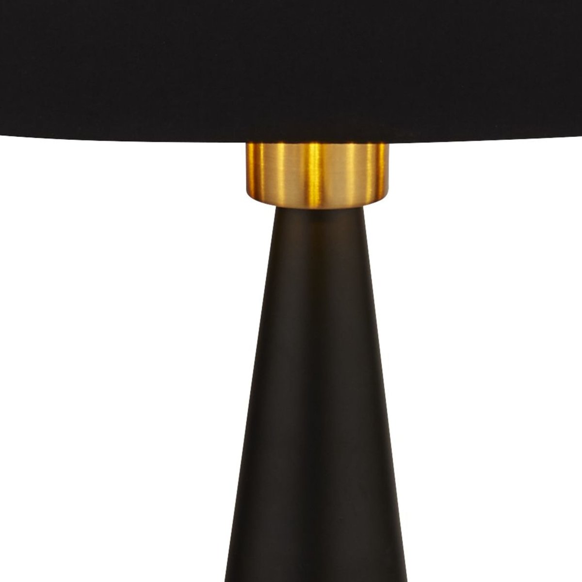 Chloe 40cm Mat sort bordlampe Fra Searchlight - Den ovale skærm med gyldent interiør skaber et varmt og behageligt lys, mens den slanke base med en kontrastfarvet gylden base tilføjer et sofistikeret touch.