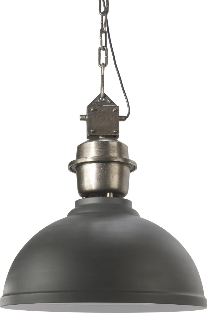 Manchester Ø35 loftslampe Fra PR Home - Kombinationen af en rå sølvfinish på kæden og loftskoppen sammen med den grå, matte skærm giver et kraftfuldt og stilfuldt udtryk.
