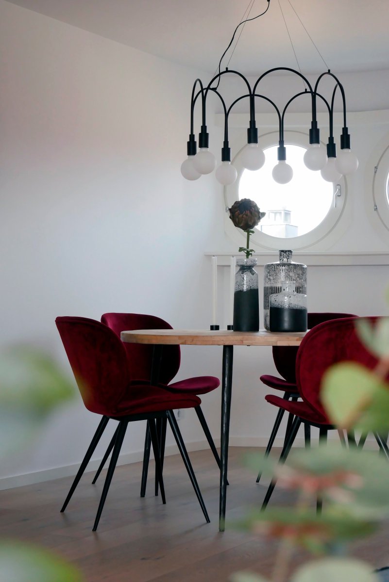 Arch Ø70 Sort loftslampe Fra Globen Lighting - Arch har to bueformede arme i matsort metal og leveres med transparent kabel (300 cm) og ledninger.