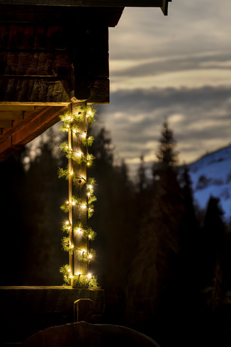 Guirlande 6m Grøn Fra Konstsmide - Skab en varm og indbydende vinterstemning med denne guirlande med kunstige fyrren&aring;le og sm&aring; kogler.