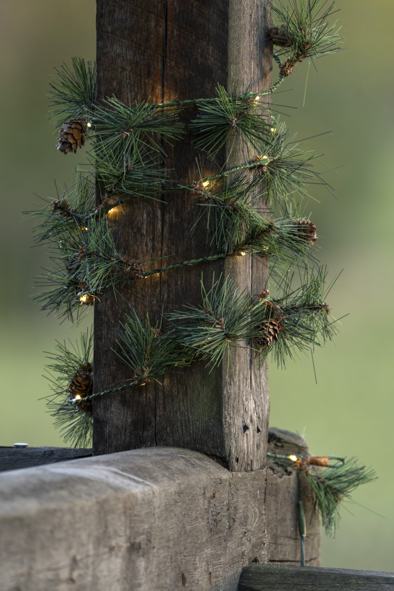 Guirlande 6m Grøn Fra Konstsmide - Skab en varm og indbydende vinterstemning med denne guirlande med kunstige fyrren&aring;le og sm&aring; kogler.