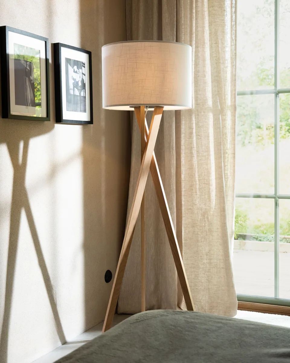 Vega Eg/hvid gulvlampe Fra By Rydéns - Vega er en stilfuld gulvlampe med en imponerende h&oslash;jde p&aring; 160 cm og en ramme i massivt egetr&aelig;.