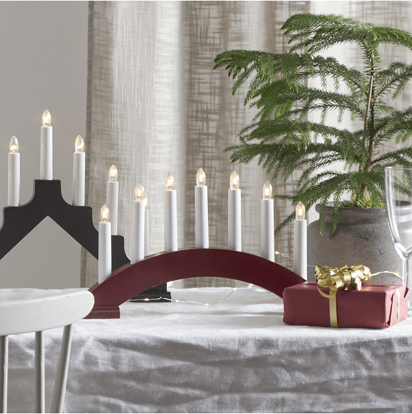 Bea RØD Fra Star Trading - En smuk lysestage med en dejlig glød.