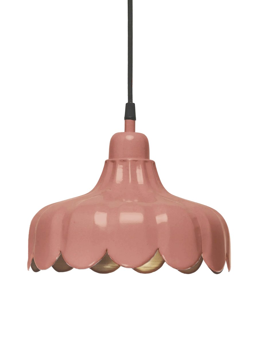 Wells Ø24 Mørk lyserød vindueslampe Fra PR Home - Den blev inspireret af en blomst og skabte denne serie i flere modeller og farver.