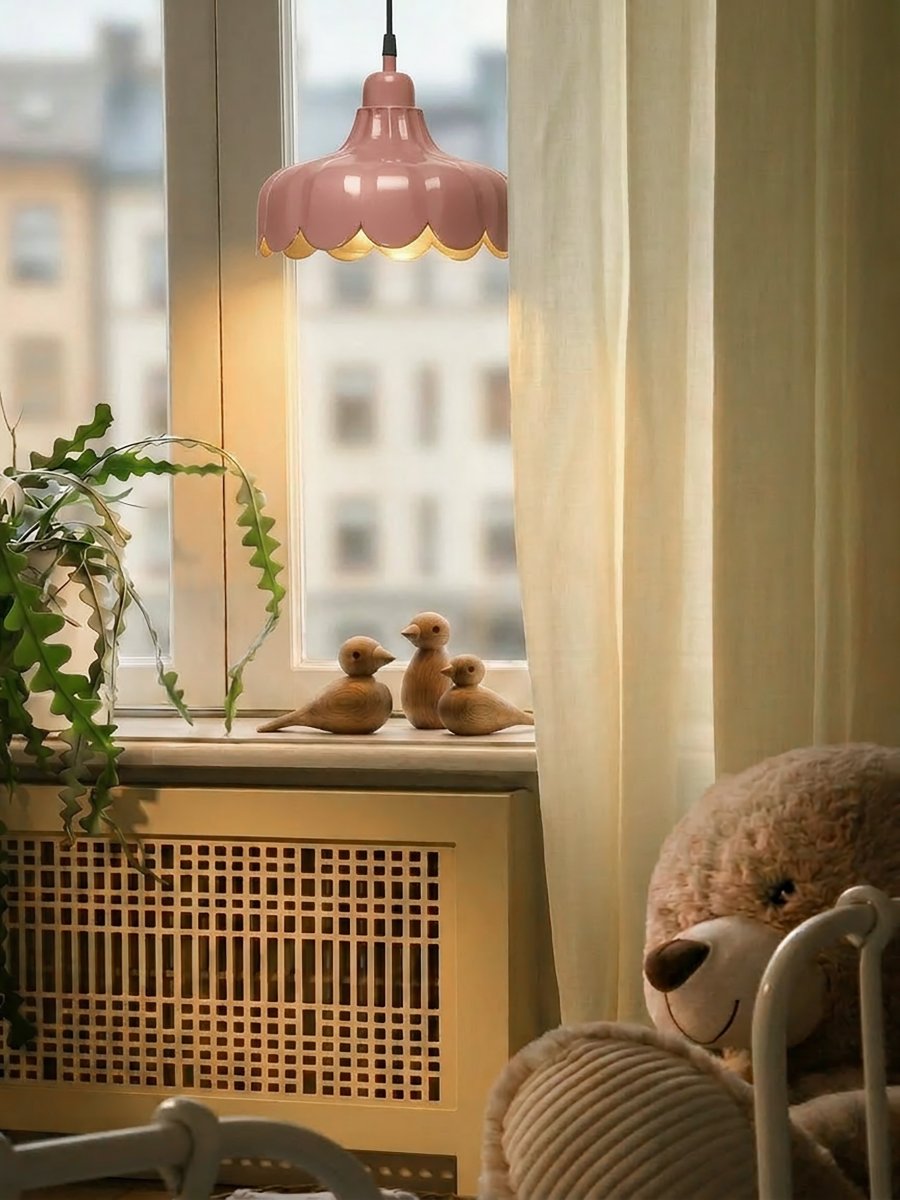 Wells Ø24 Mørk lyserød vindueslampe Fra PR Home - Den blev inspireret af en blomst og skabte denne serie i flere modeller og farver.