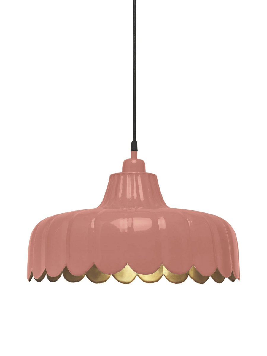 Wells Ø45 Mørk lyserød loftslampe Fra PR Home - Lampen er inspireret af en blomst, og denne serie findes i flere farver og modeller.