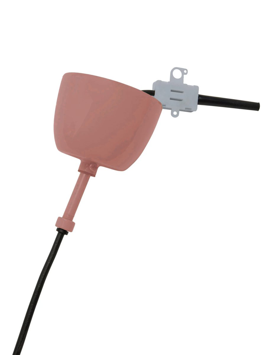 Wells Ø45 Mørk lyserød loftslampe Fra PR Home - Lampen er inspireret af en blomst, og denne serie findes i flere farver og modeller.