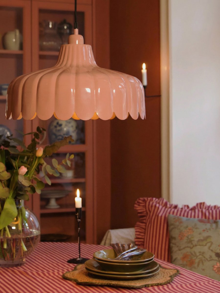 Wells Ø45 Mørk lyserød loftslampe Fra PR Home - Lampen er inspireret af en blomst, og denne serie findes i flere farver og modeller.