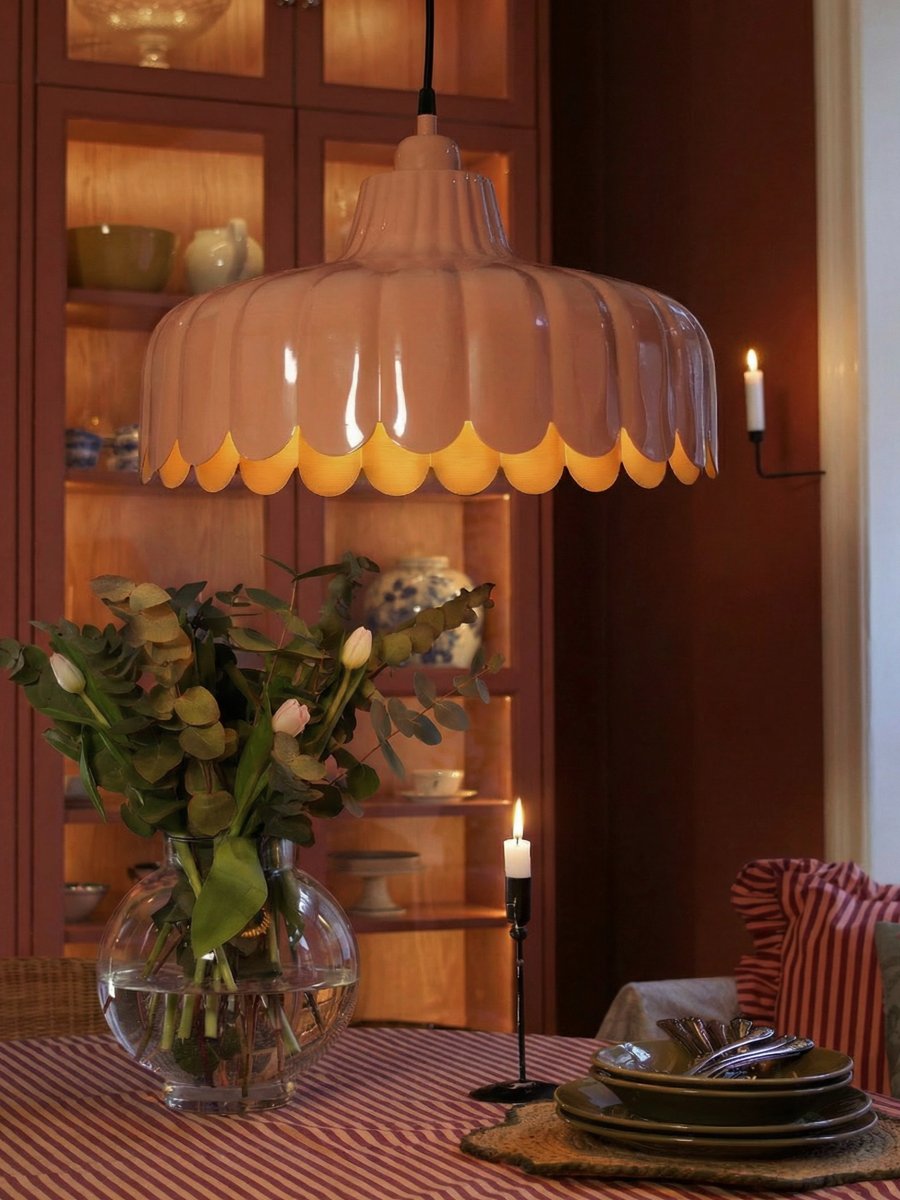 Wells Ø45 Mørk lyserød loftslampe Fra PR Home - Lampen er inspireret af en blomst, og denne serie findes i flere farver og modeller.