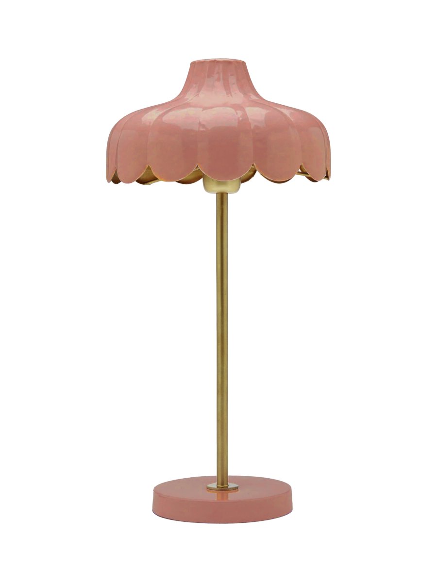 Wells 50cm Mørk lyserød bordlampe Fra PR Home - Lampen er inspireret af en blomst, og denne serie findes i flere farver og modeller.