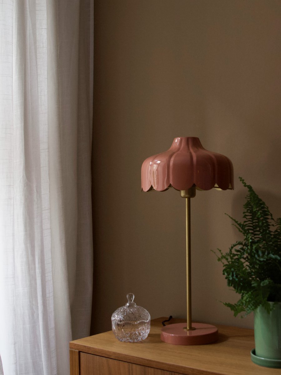 Wells 50cm Mørk lyserød bordlampe Fra PR Home - Lampen er inspireret af en blomst, og denne serie findes i flere farver og modeller.