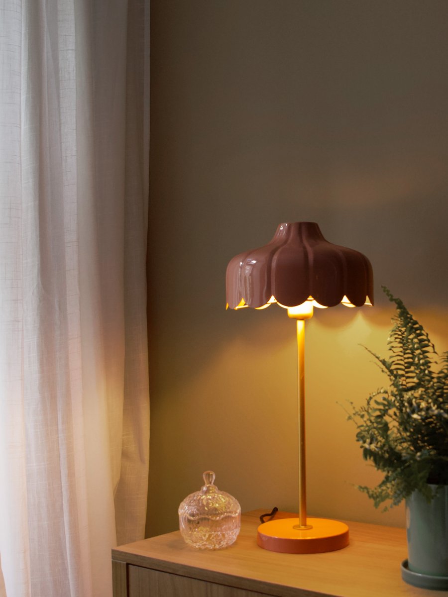 Wells 50cm Mørk lyserød bordlampe Fra PR Home - Lampen er inspireret af en blomst, og denne serie findes i flere farver og modeller.