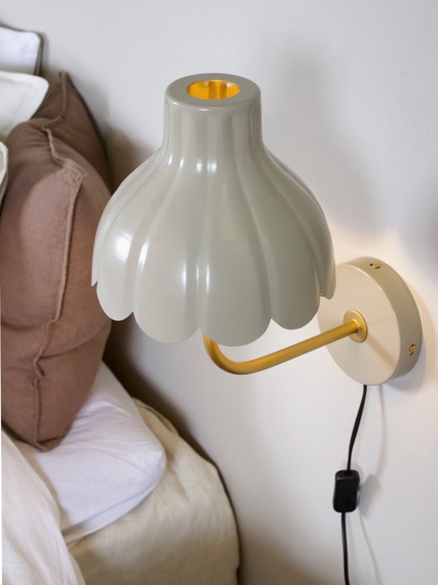 Wells 35cm Beige læselampe Fra PR Home - Wells er en dekorativ metalv&aelig;glampe med et bl&oslash;dt og romantisk udtryk.