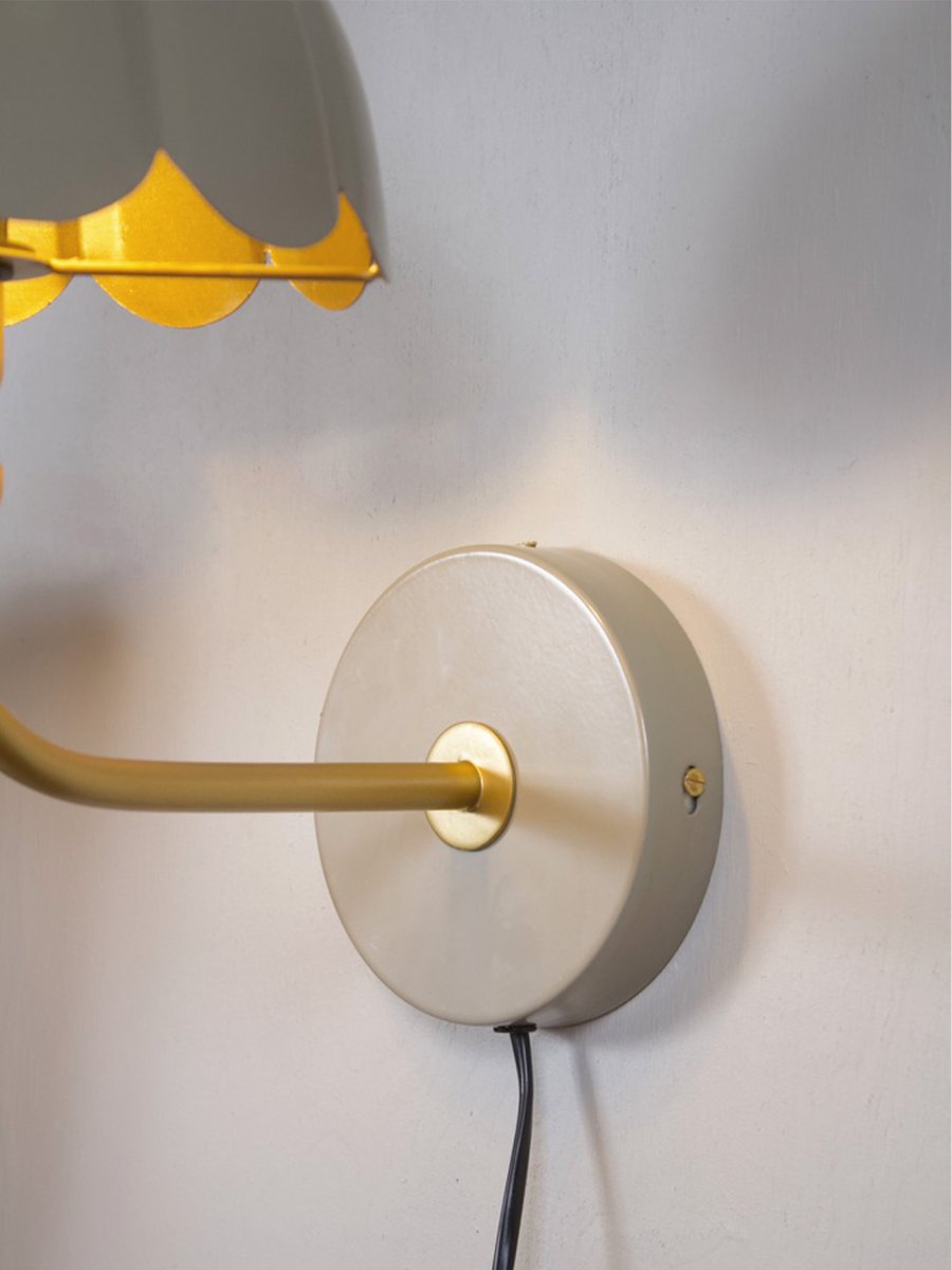 Wells 35cm Beige læselampe Fra PR Home - Wells er en dekorativ metalv&aelig;glampe med et bl&oslash;dt og romantisk udtryk.