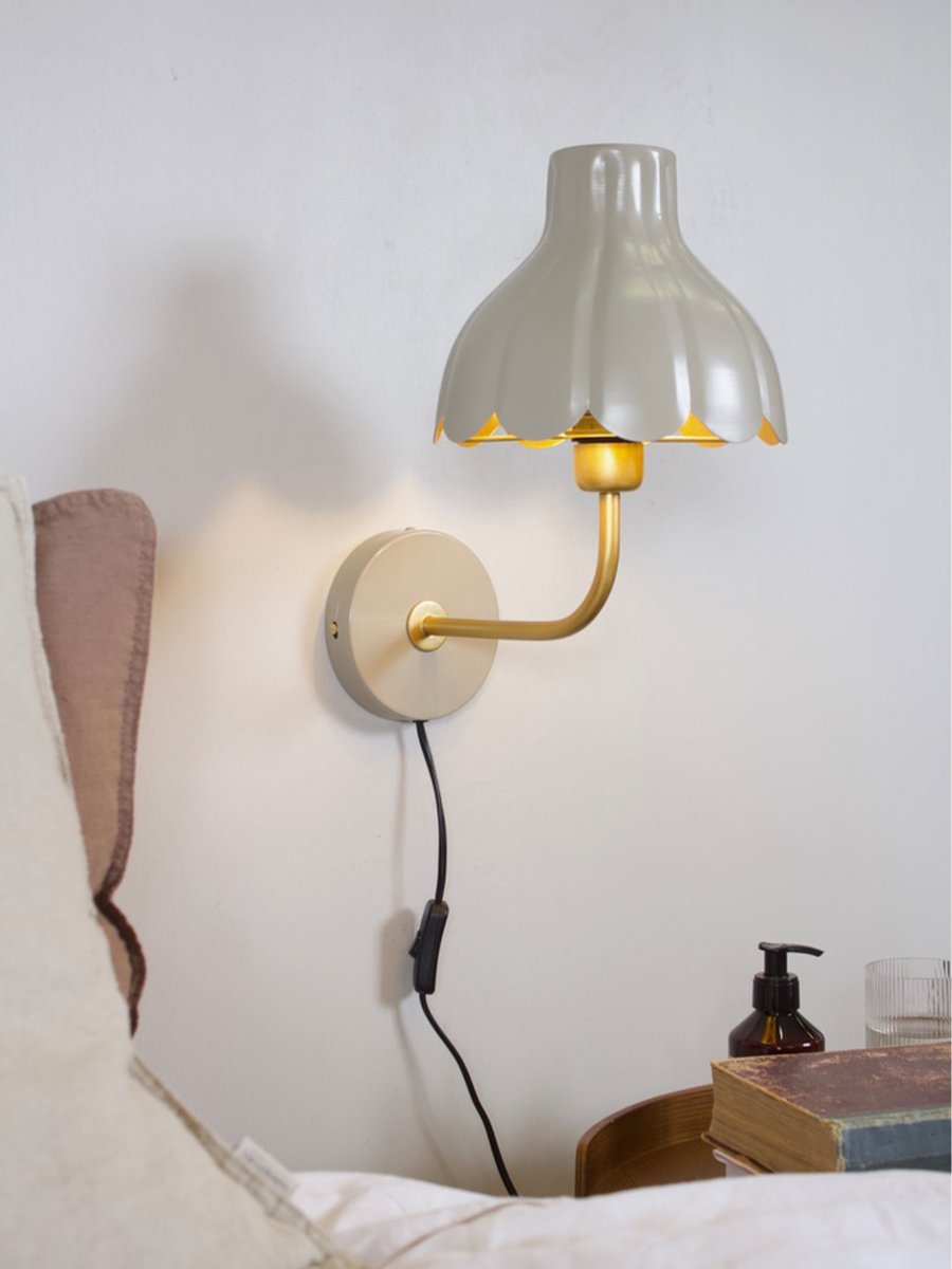 Wells 35cm Beige læselampe Fra PR Home - Wells er en dekorativ metalv&aelig;glampe med et bl&oslash;dt og romantisk udtryk.