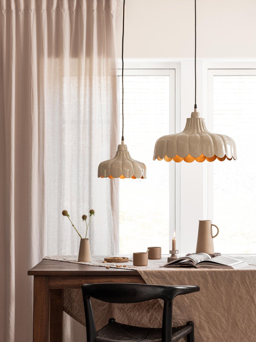 Wells Ø24 Beige vindueslampe Fra PR Home - Vi er blevet inspireret af en blomst og har skabt denne serie i flere modeller og farver.